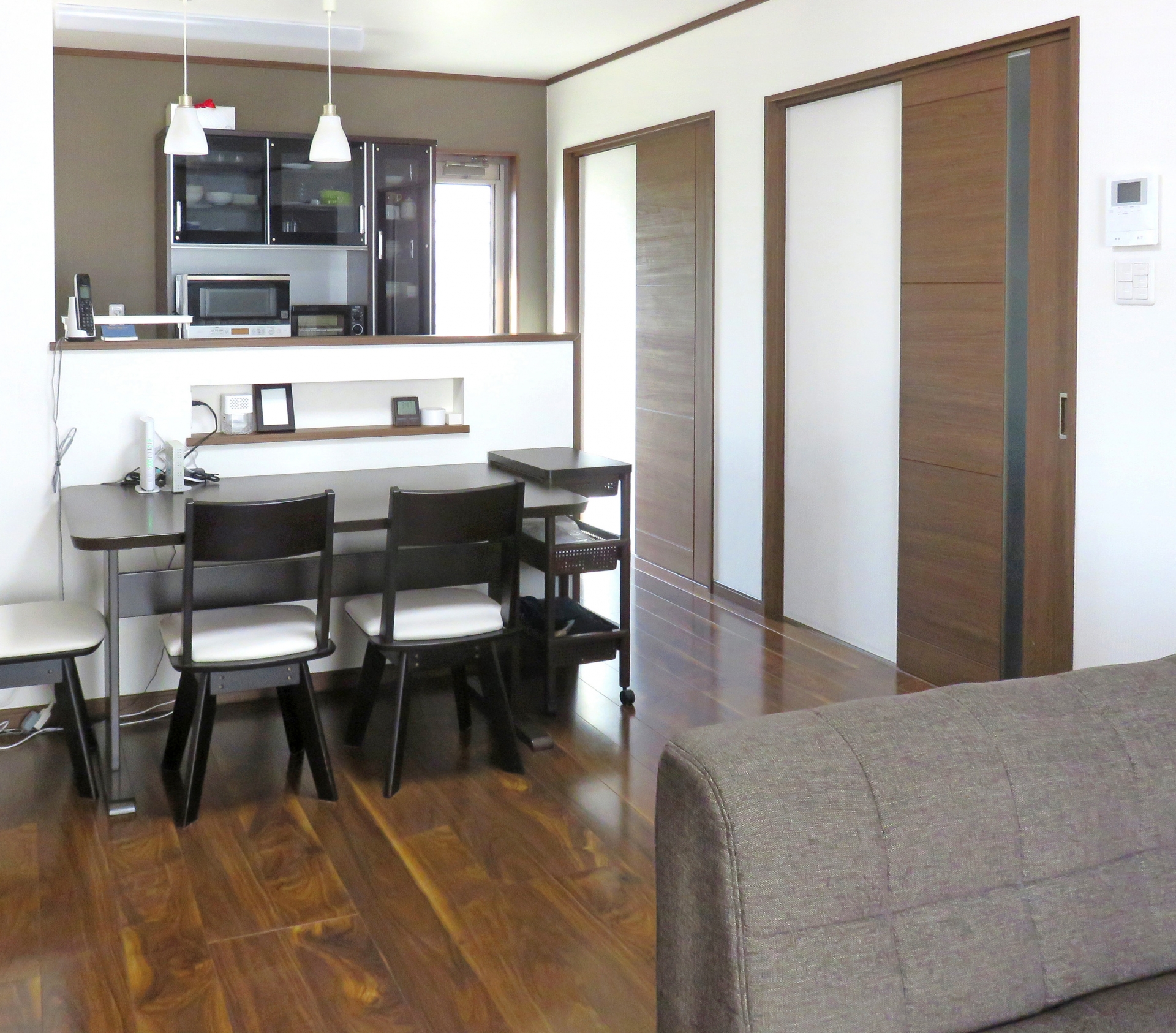 あなたが現在見ているのは 黒色の家具を使ったおしゃれな部屋の作り方